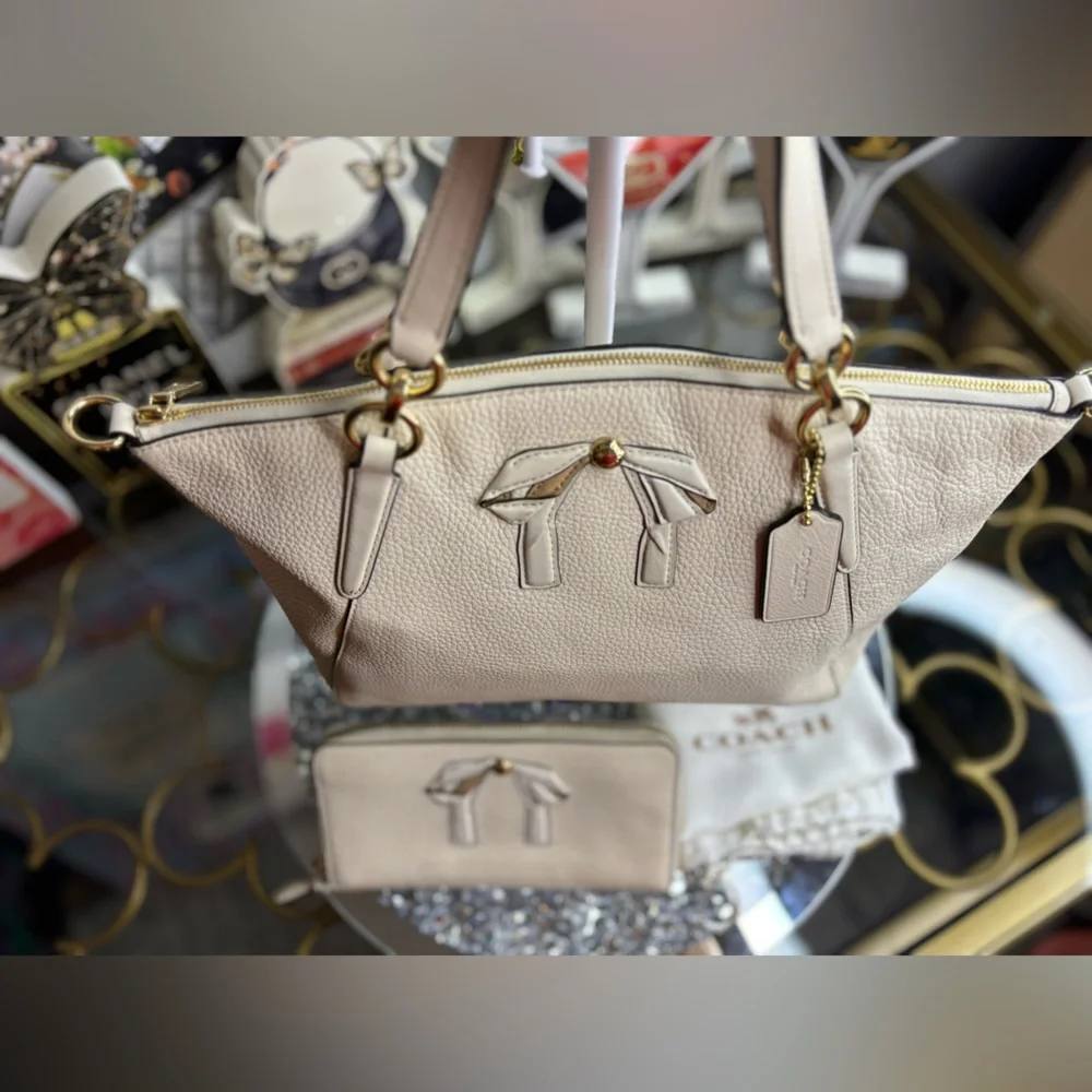 Coach 2018 Small Kelsey bow Satchel w/matching wallet EUC - Picture 7 of 14